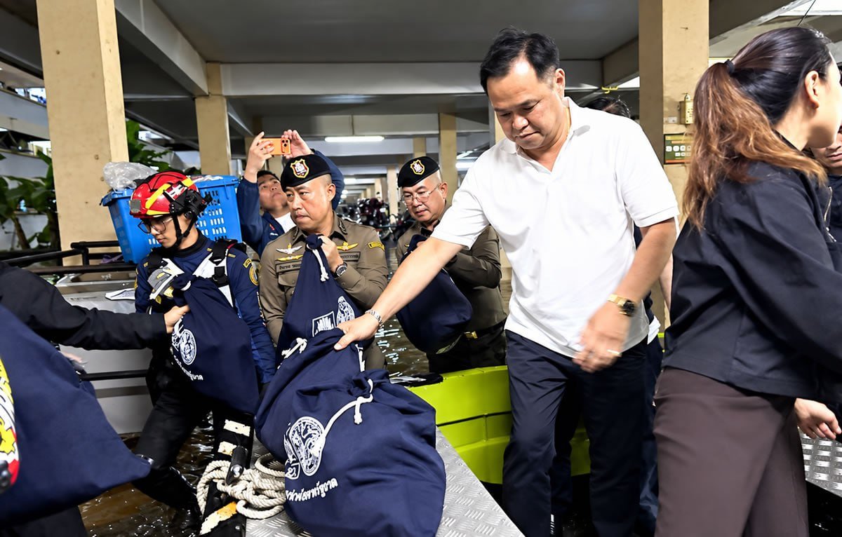 泰国总理安努廷在视察曼谷Khlong Chan洪灾区时，因灾