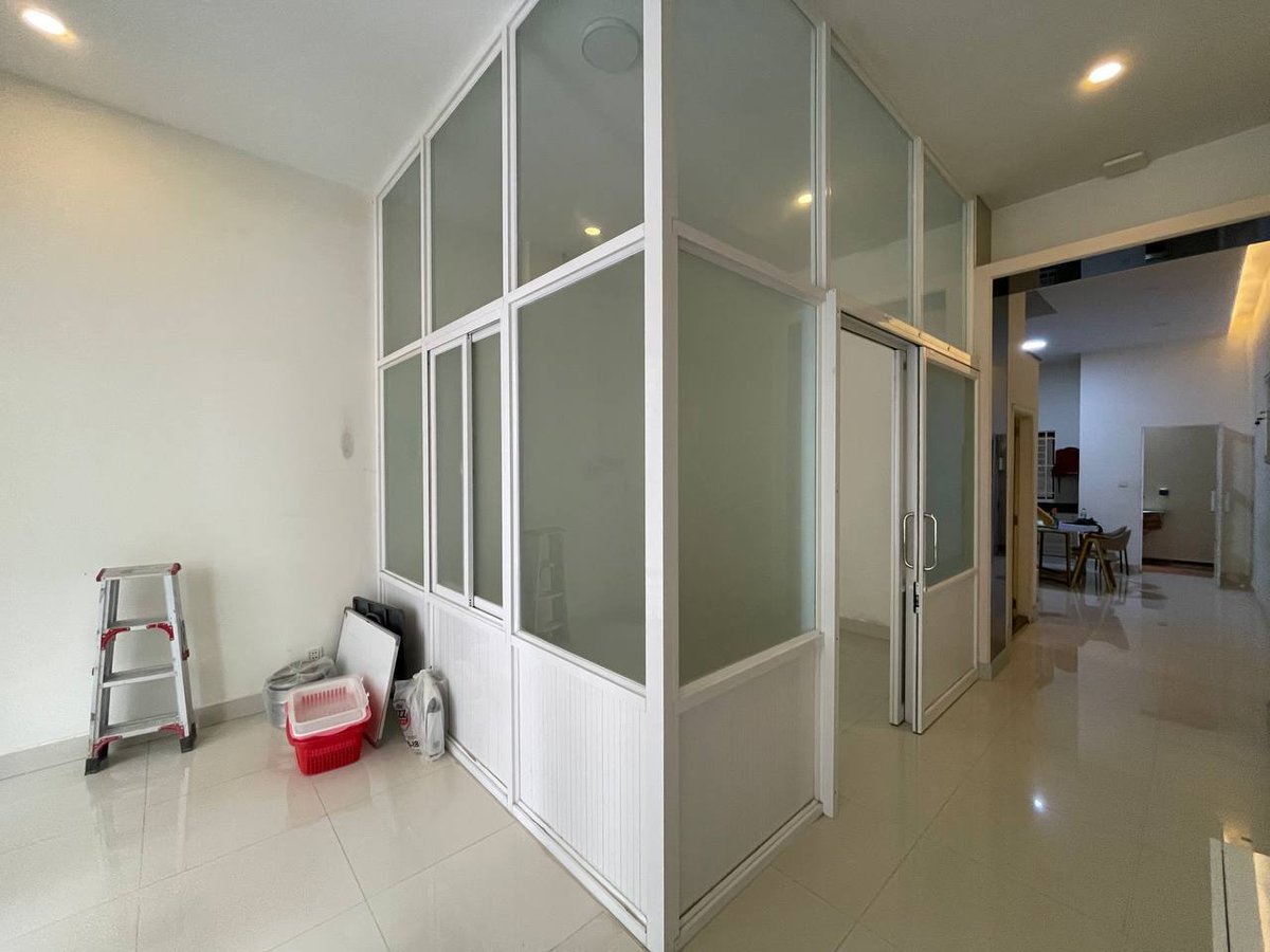 永旺3附近炳发集团小区排屋出租 月租$1000