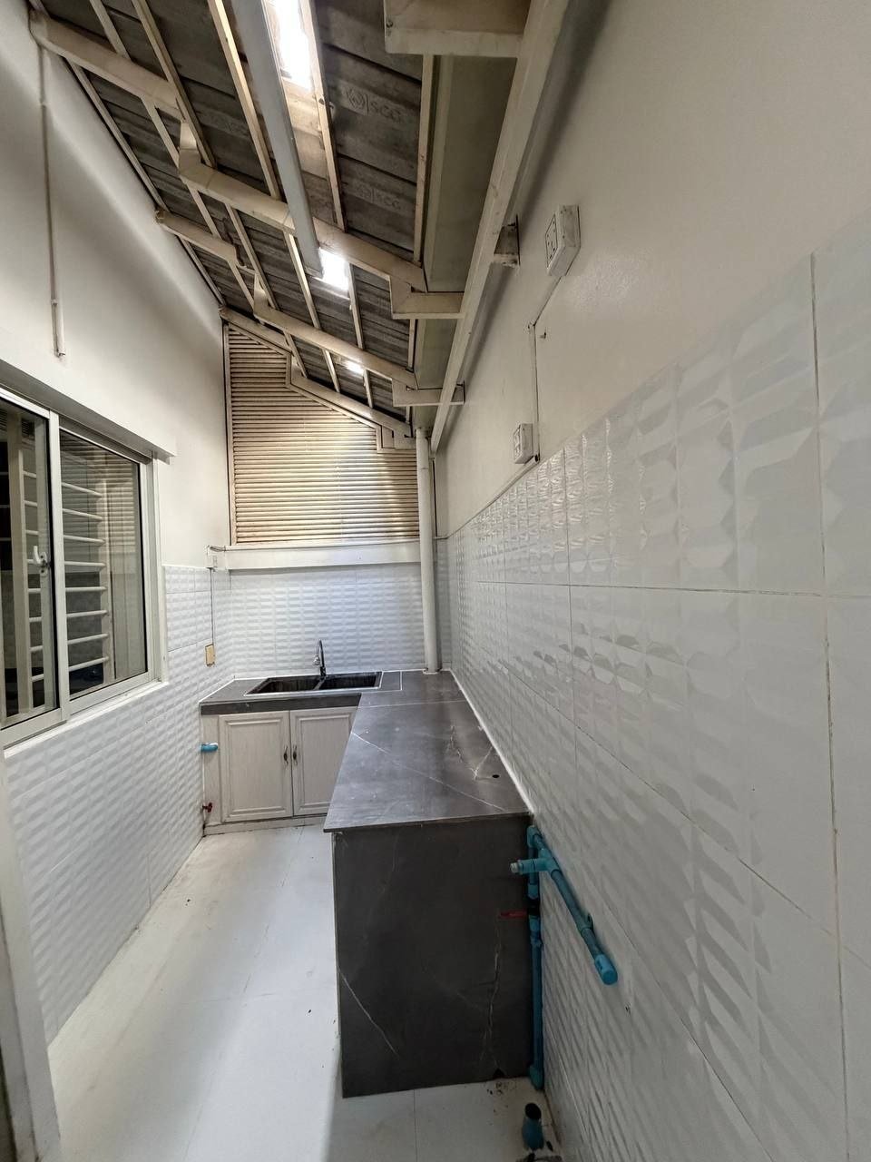 1号公路炳发集团店铺出租 月租$1100
