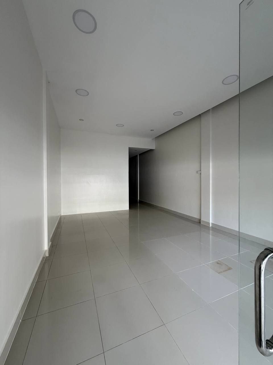 1号公路炳发集团店铺出租 月租$1100