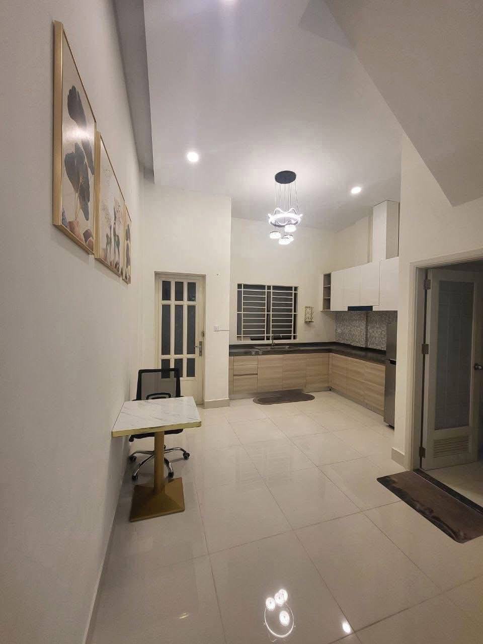 一号路炳发集团小区店铺出租 月租$600