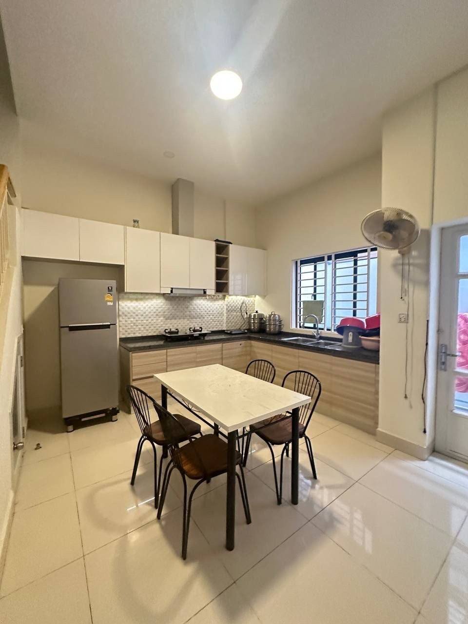 一号路炳发集团小区店铺出租 月租$750家具齐全