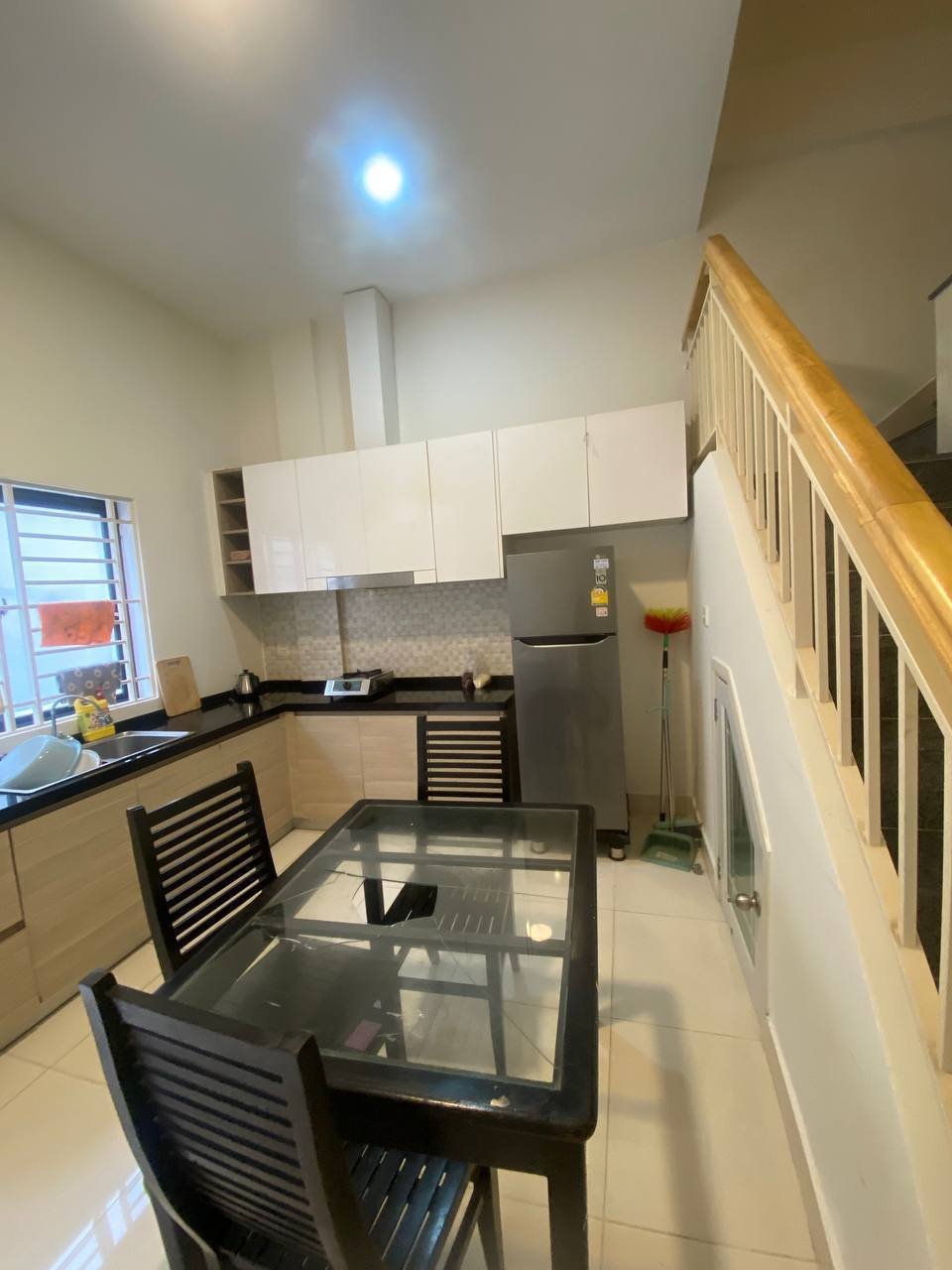 一号路炳发城小区排屋出租 月租$700可议价