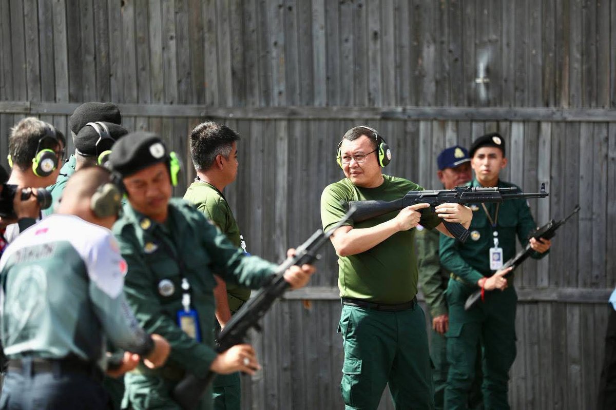 金边警方开展实弹射击训练 强化警务人员武器使用技能