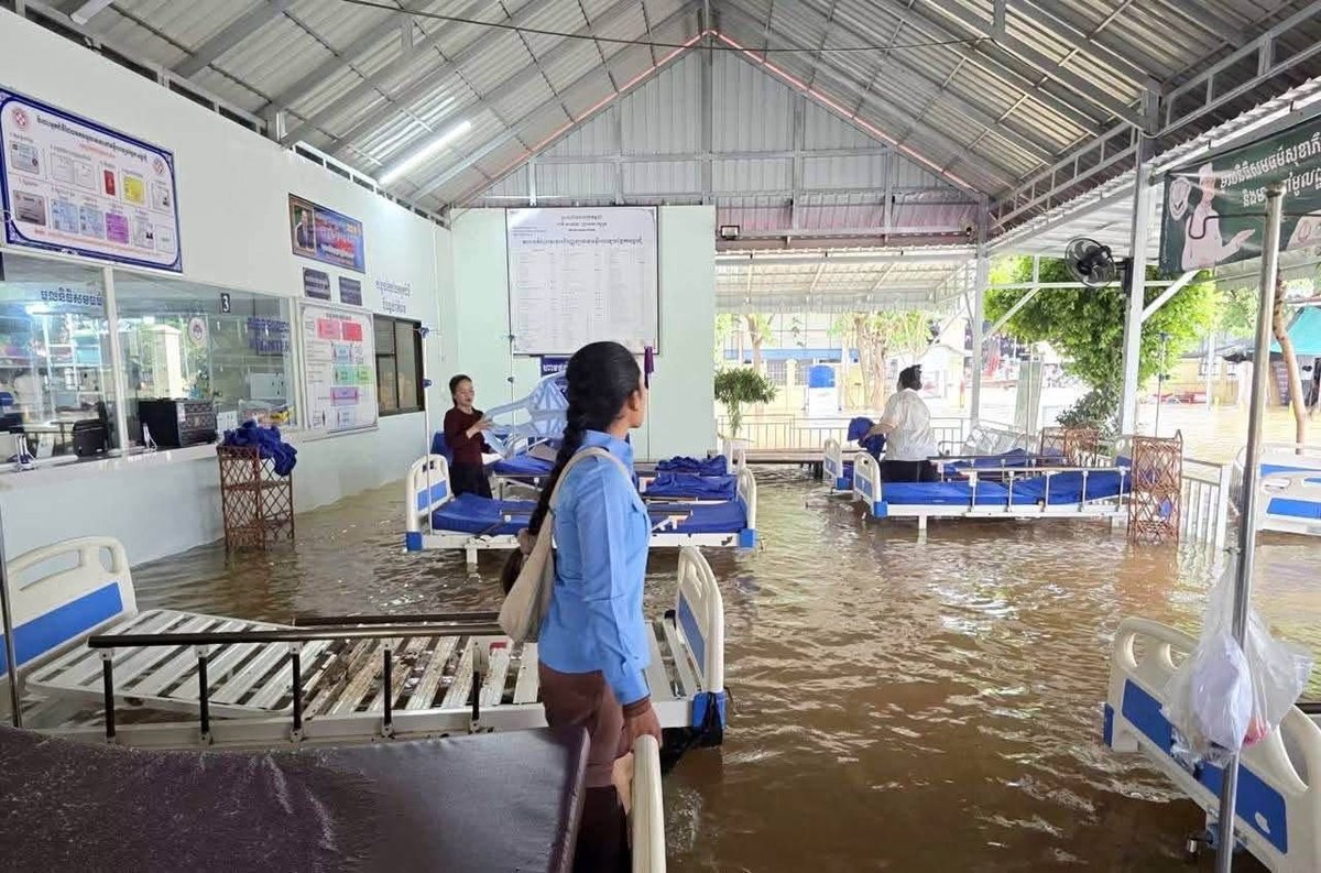 受连日降雨影响,暹粒省吴哥春县医院发生内涝