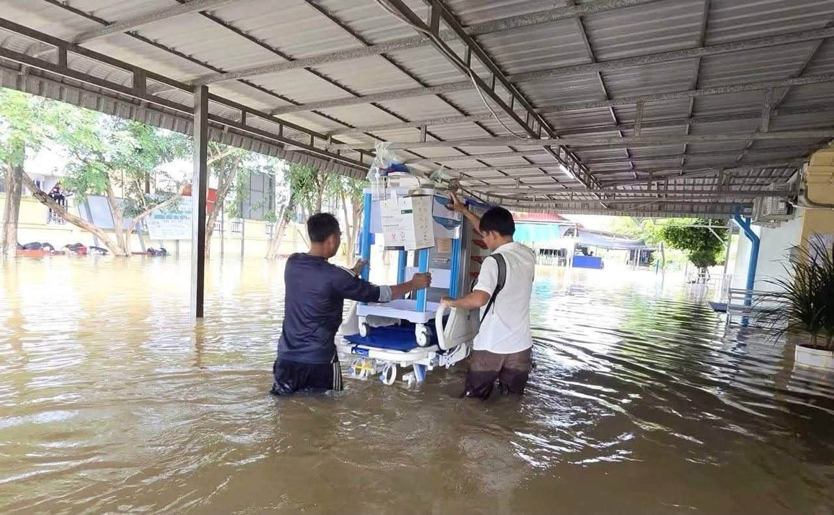 受连日降雨影响,暹粒省吴哥春县医院发生内涝