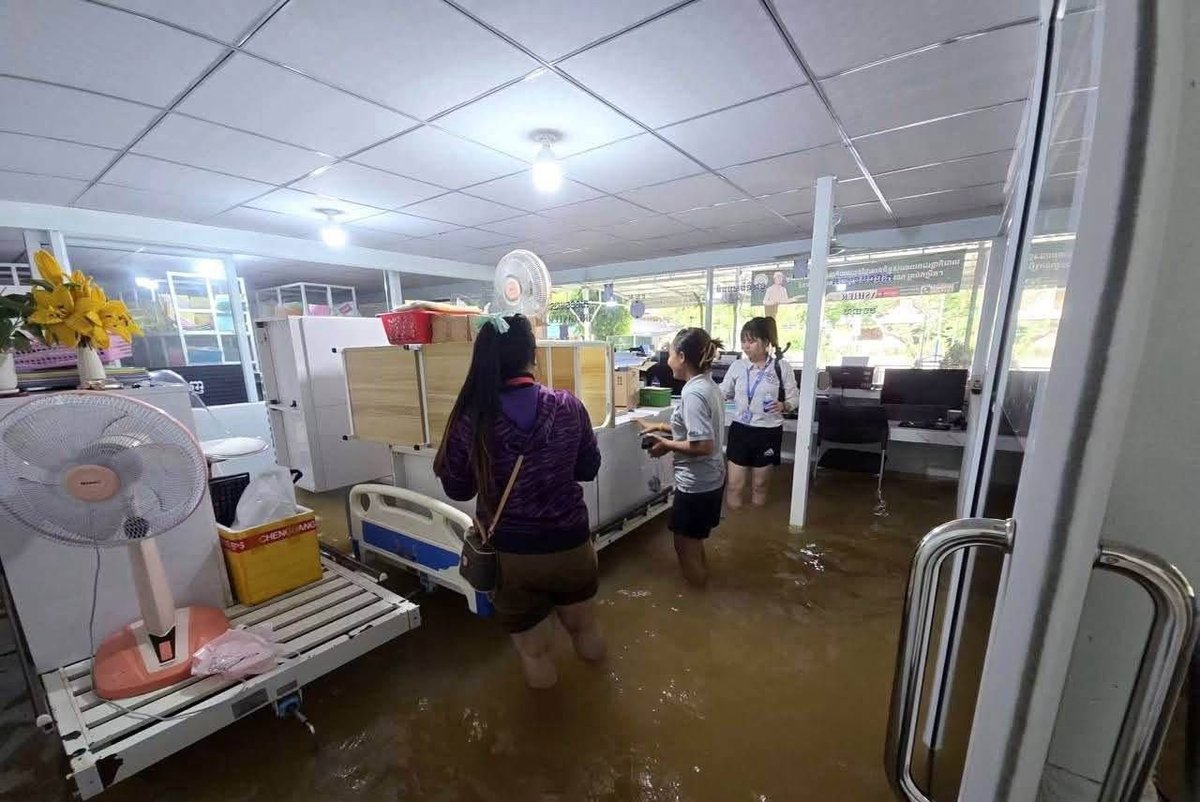受连日降雨影响,暹粒省吴哥春县医院发生内涝