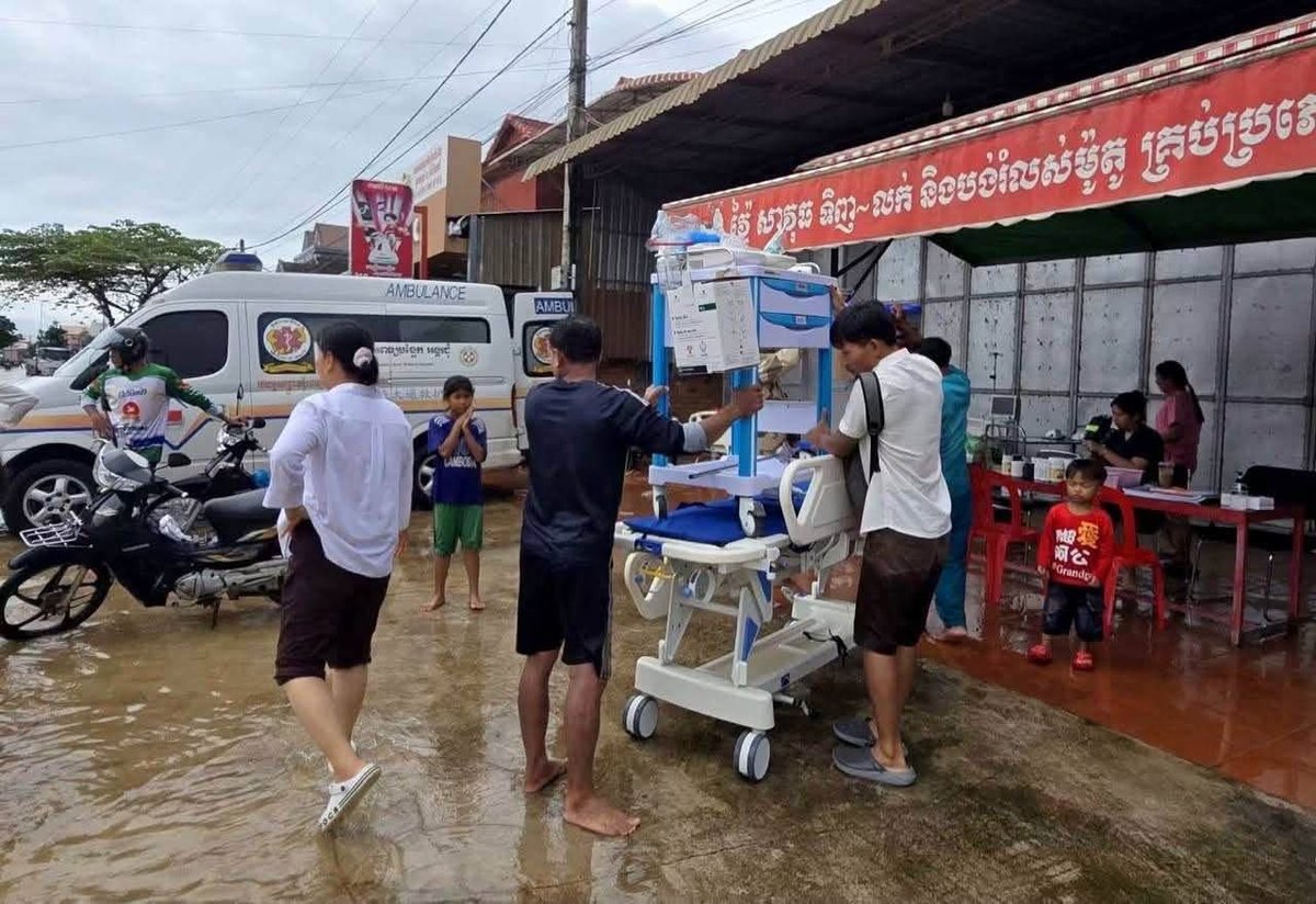 受连日降雨影响,暹粒省吴哥春县医院发生内涝