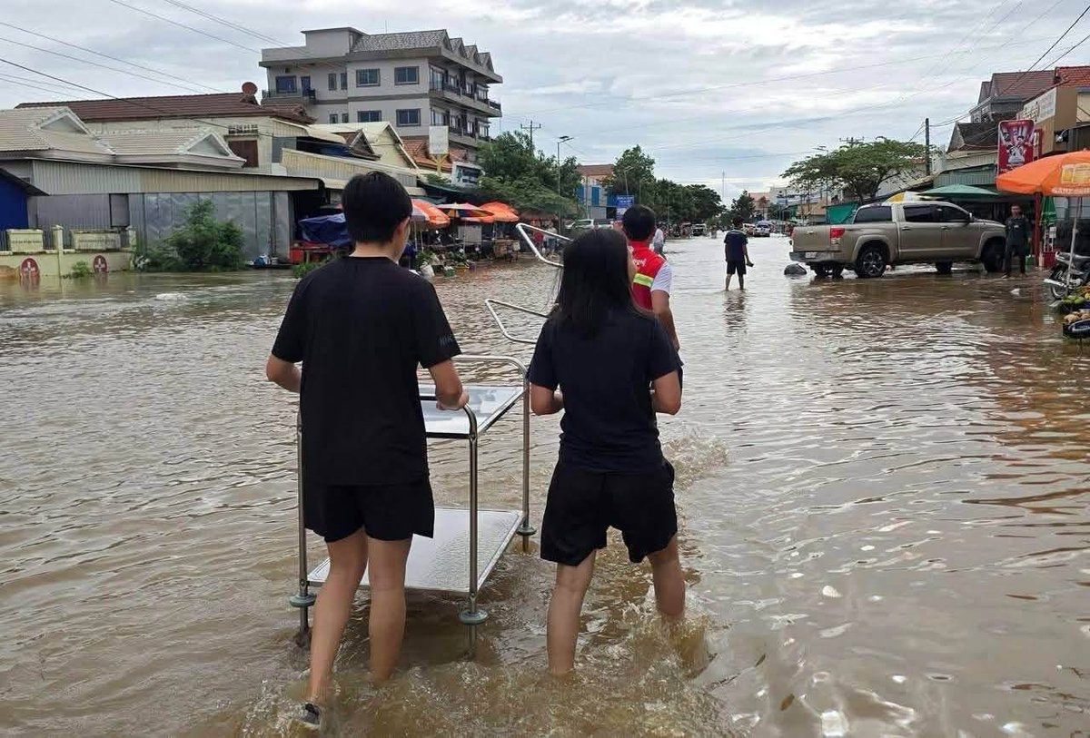 受连日降雨影响,暹粒省吴哥春县医院发生内涝