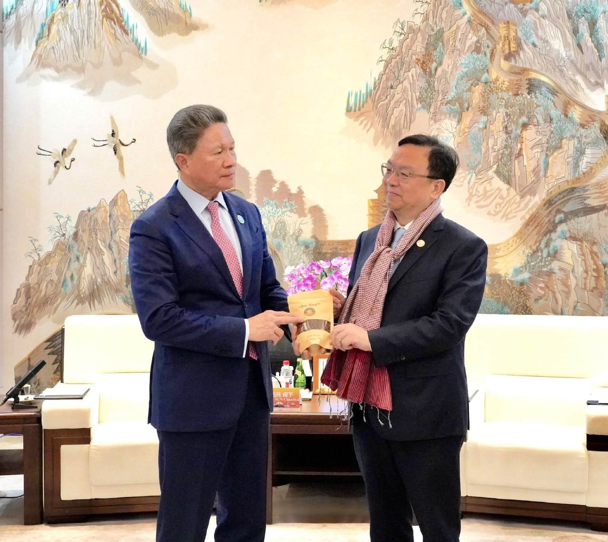 柬埔寨代表团考察比亚迪 寻求电动汽车投资合作