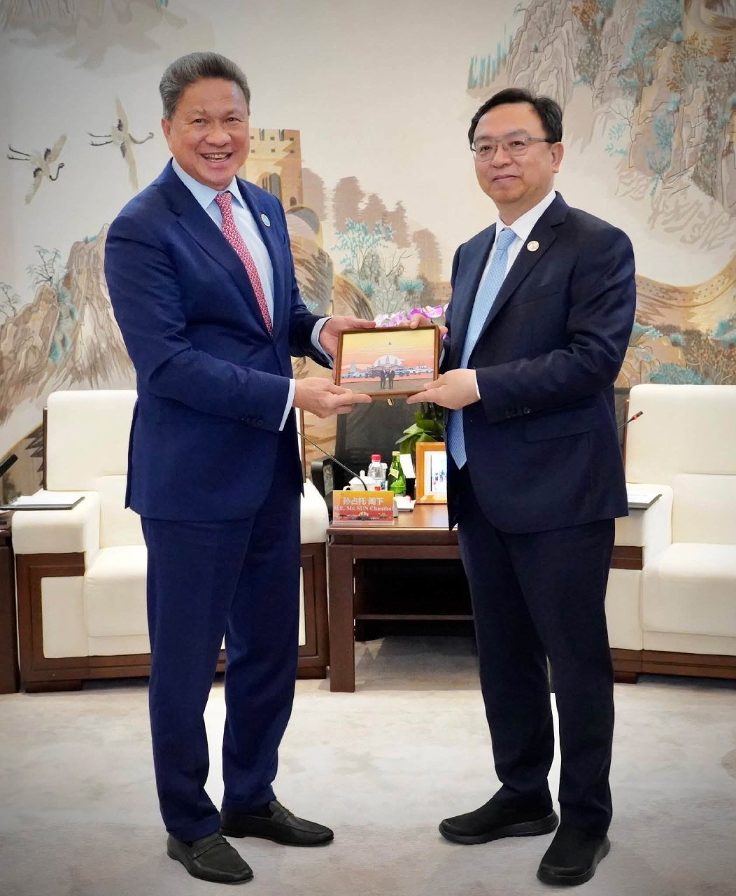 柬埔寨代表团考察比亚迪 寻求电动汽车投资合作