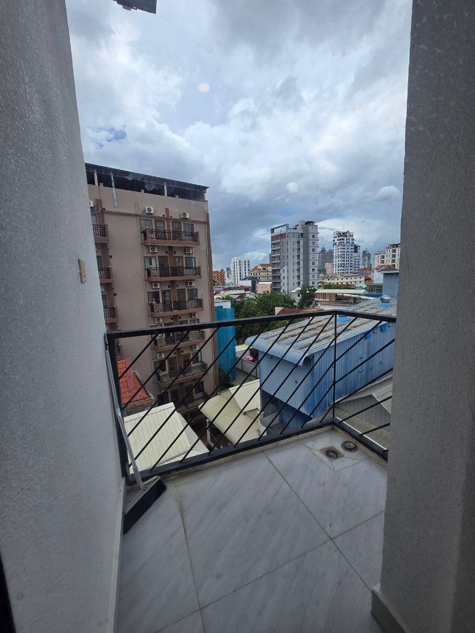 俄罗斯市场TTP单身公寓招租 月租$260含家具