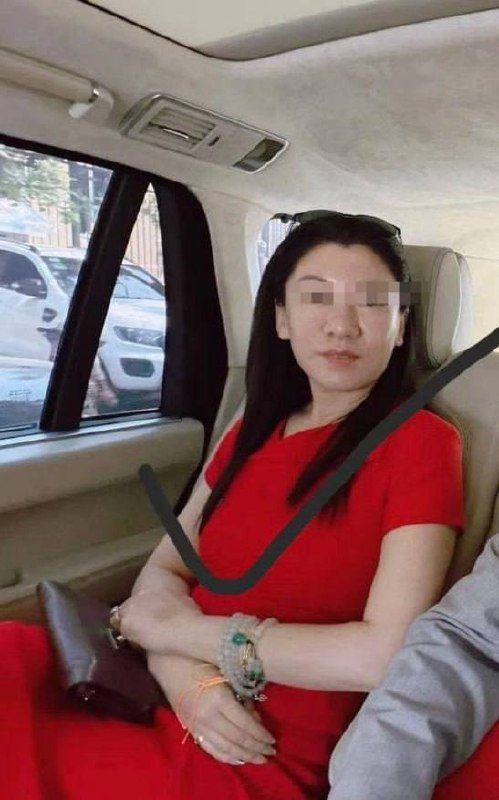 一名群友爆料称，通过熟人代缴英国留学学费，对方仅缴纳6个月学