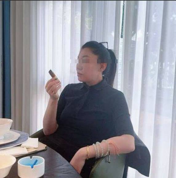 一名群友爆料称，通过熟人代缴英国留学学费，对方仅缴纳6个月学