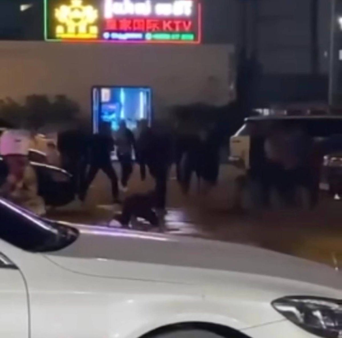 木牌酒吧街发生两伙人斗殴 警方已介入处理