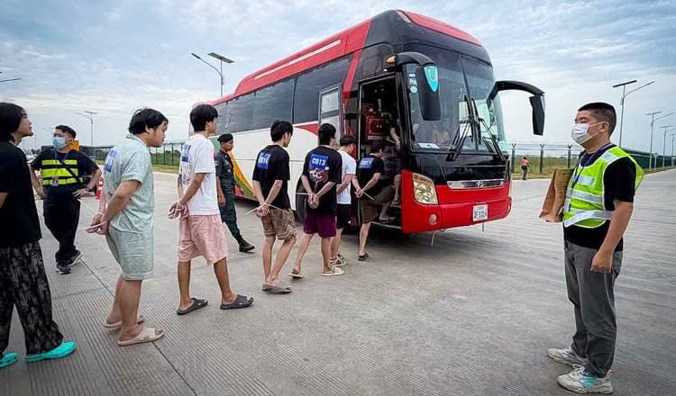 柬埔寨10天遣返1035名非法外籍人员 572名中国人被送回