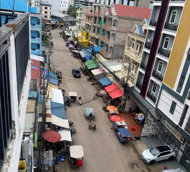 波贝商业地产萧条严重 沿街大楼出租招牌林立