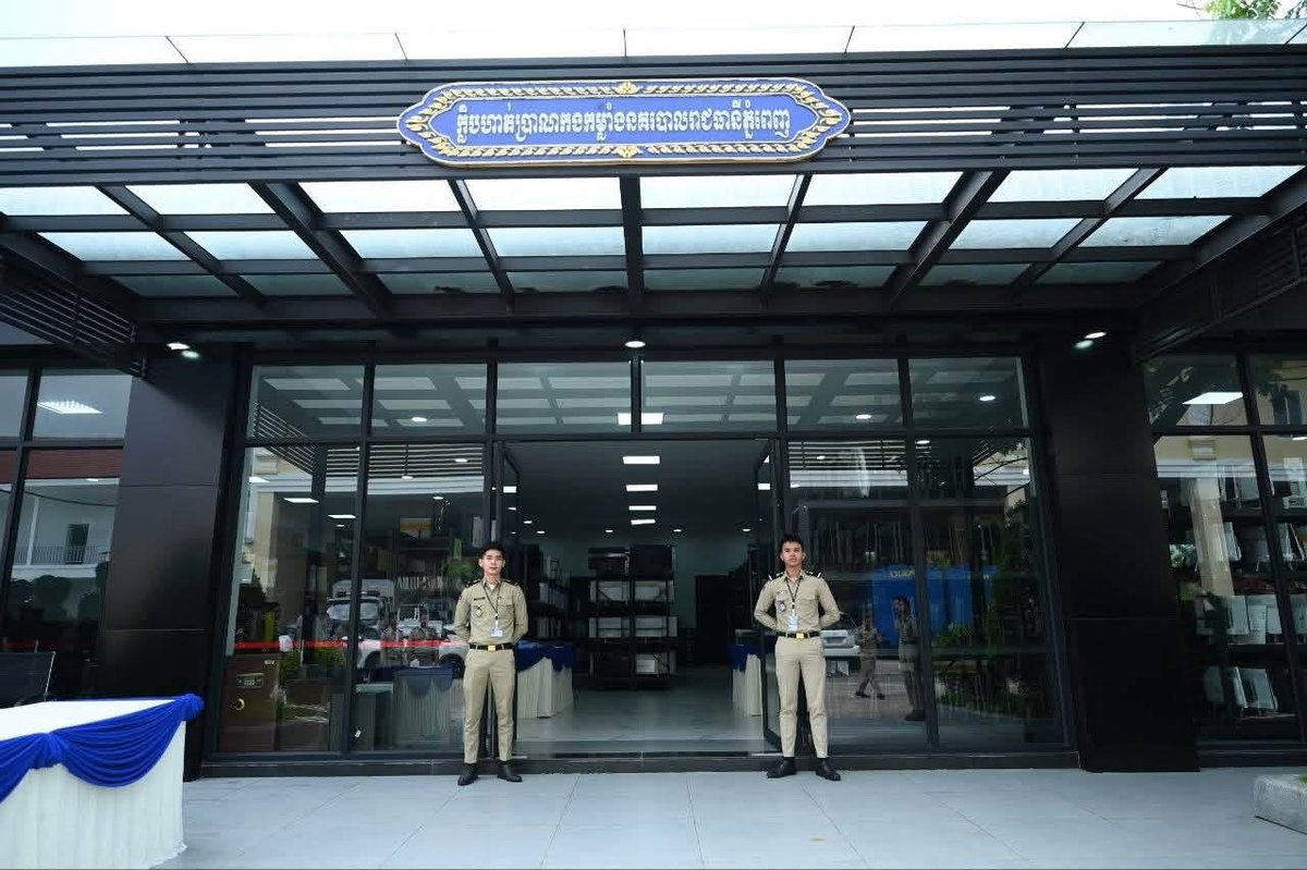 金边警方突击检查网诈窝点 查获大量作案设备