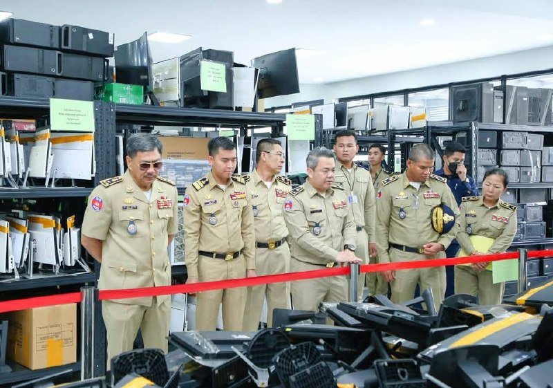 金边警方突击检查网诈窝点 查获大量作案设备