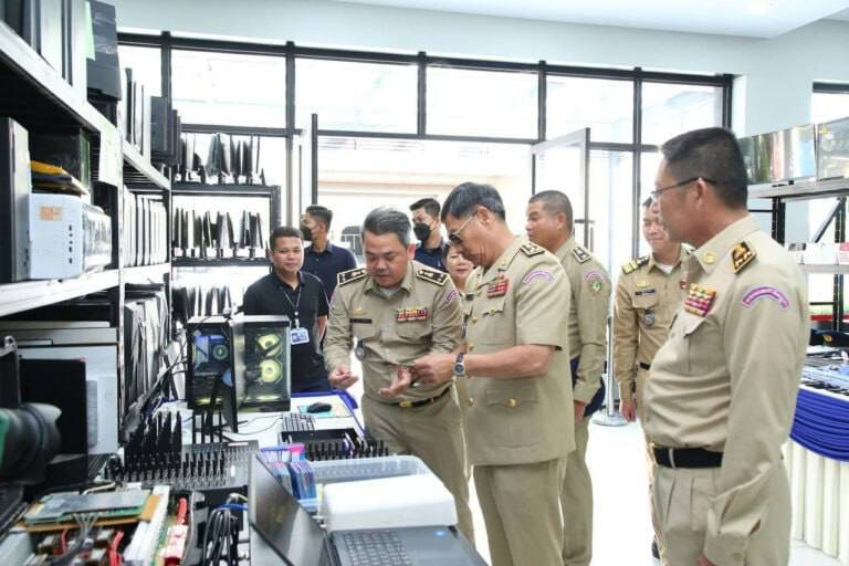 金边警方展示电诈查扣设备 去年7月至今突查663处窝点