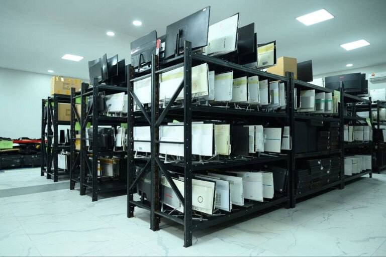 金边警方展示电诈查扣设备 去年7月至今突查663处窝点