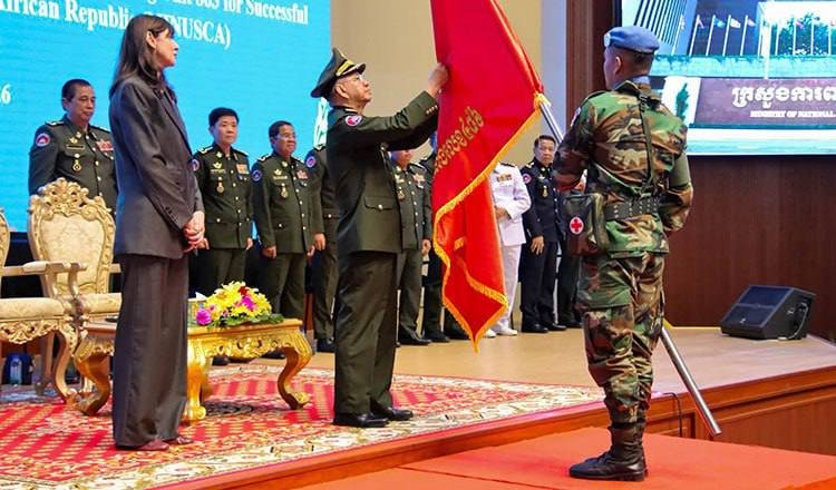 柬埔寨国防部欢迎维和部队回国,联合国协调员赞扬其专业精神,柬