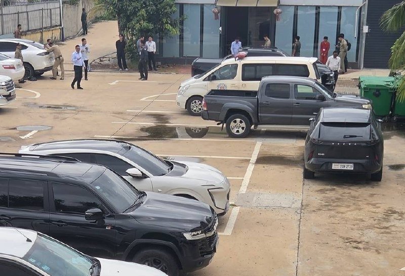 金边警方押解网赌电诈嫌疑人至诺蒂斯酒店指认现场