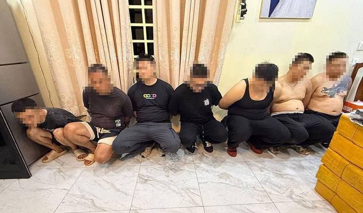 西哈努克省警方在鲁塞岛附近海域开展缉毒行动,成功截获一艘快艇