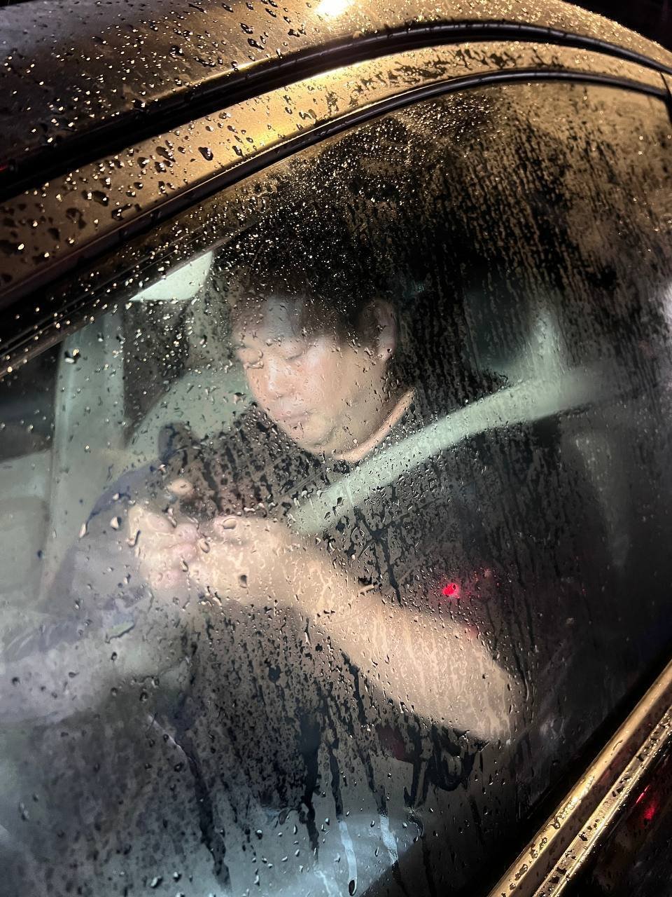 金边中国男子撞伤女子后逃逸 被居民拦下