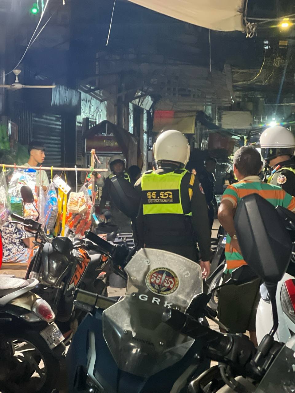 金边玛卡拉区乌亚西一带警力集结 疑似开展专项行动