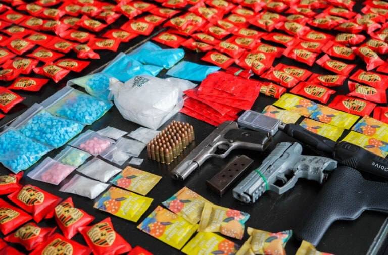 金边棉芷区突袭贩毒团伙 11人被捕查获6公斤毒品