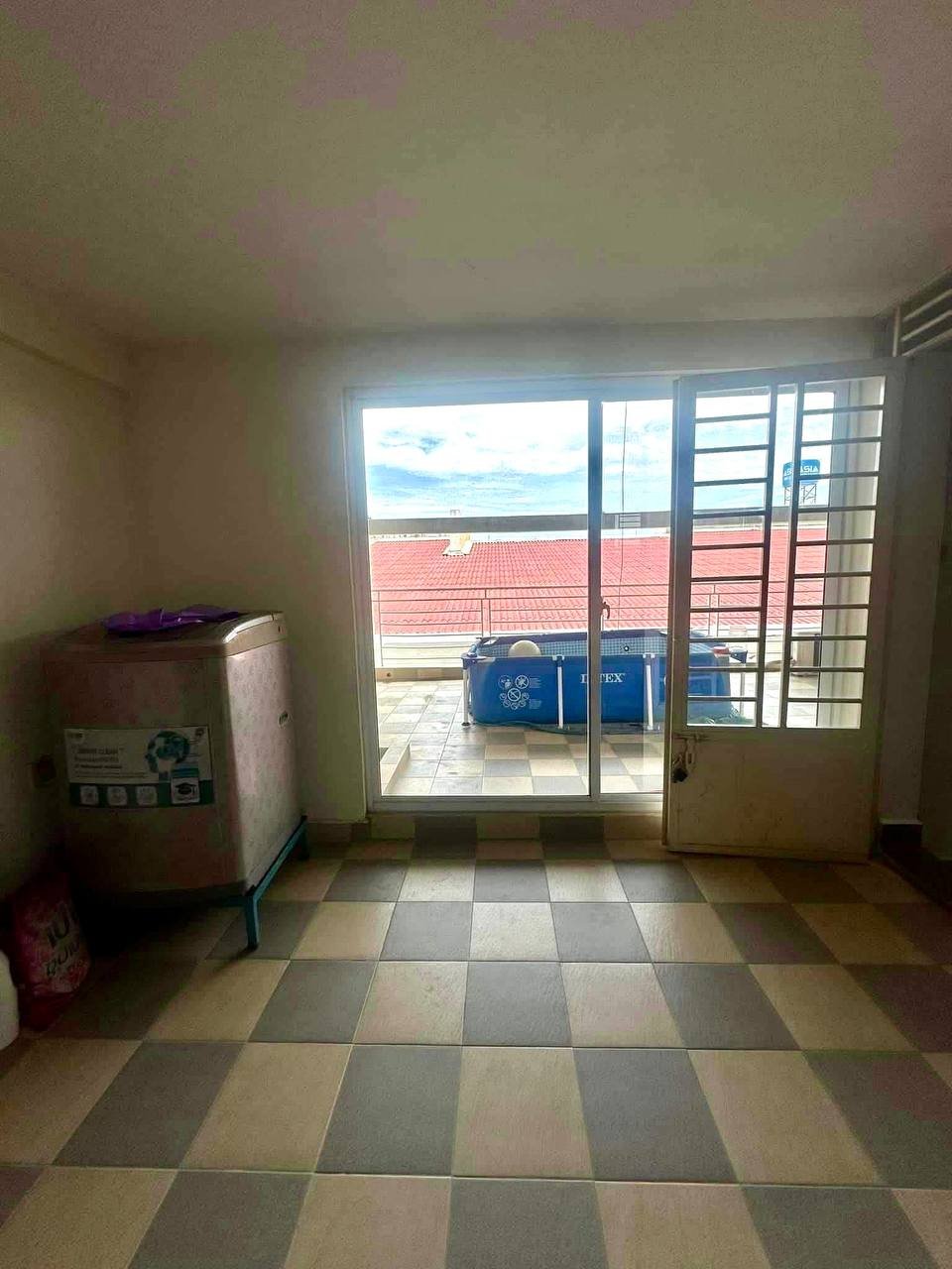 炳发集团联排别墅招租 月租$600含家具 铁桥头区