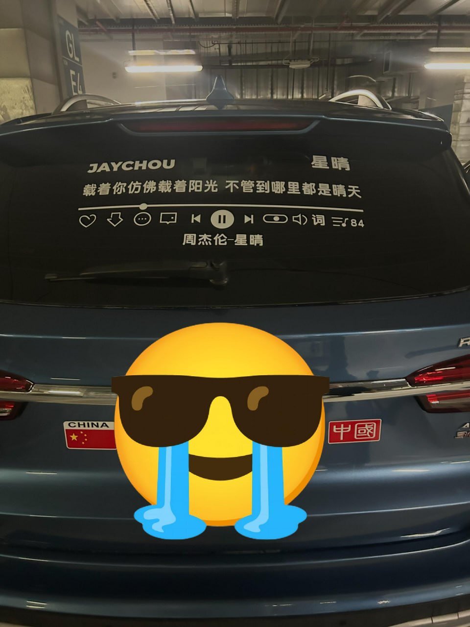 金边车主因车身张贴歌词贴纸被交警罚款