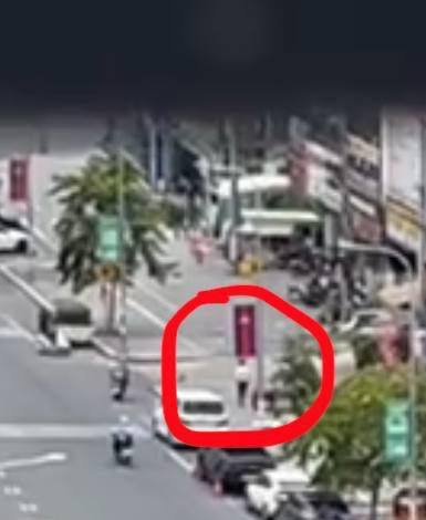西港红灯笼附近发生一起交通事故,肇事司机在事故后弃车逃逸,并