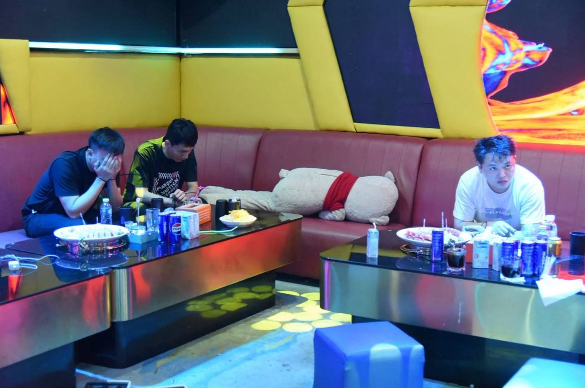 老挝万象突击检查KTV 抓获10名中国籍涉诈人员