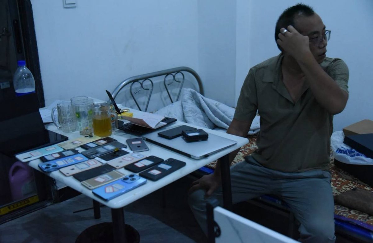 老挝万象突击检查KTV 抓获10名中国籍涉诈人员