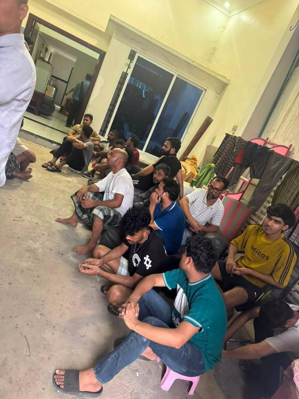 金边警方破获3处电诈窝点 抓获32名涉案人员