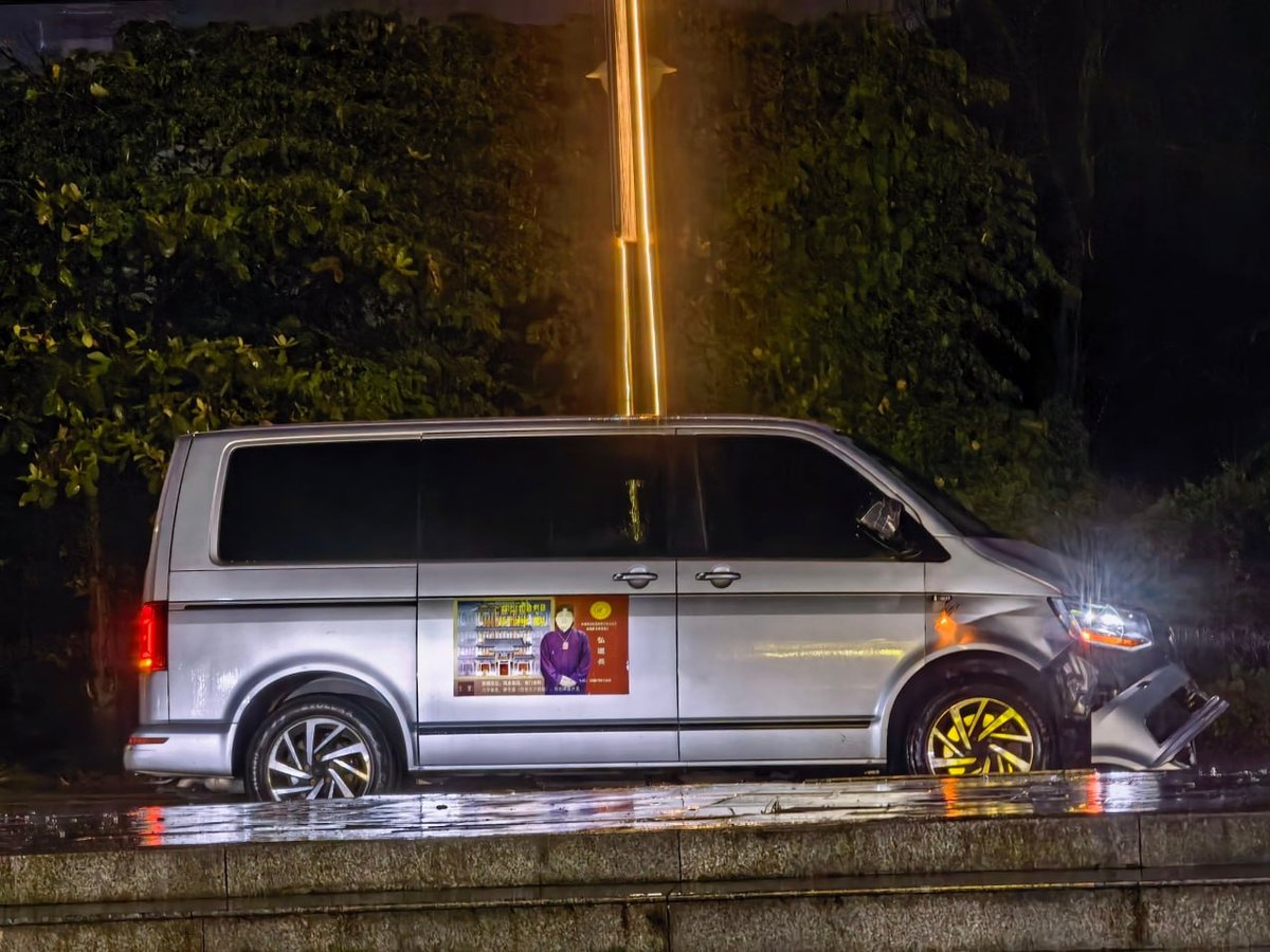 西港嘉年华KTV门口发生车祸 摩托车逆行撞车