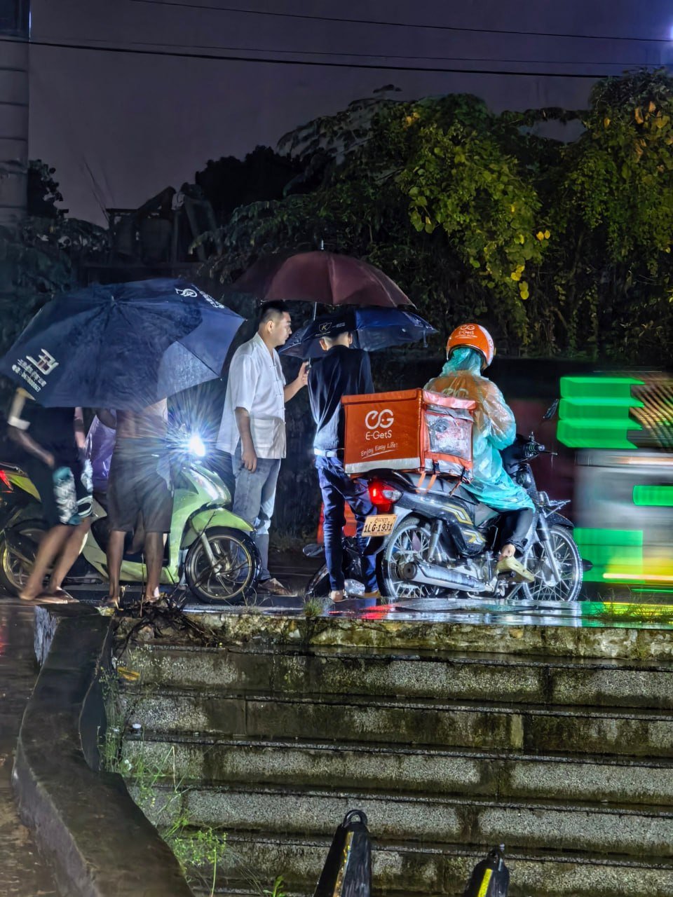 西港嘉年华KTV门口发生车祸 摩托车逆行撞车