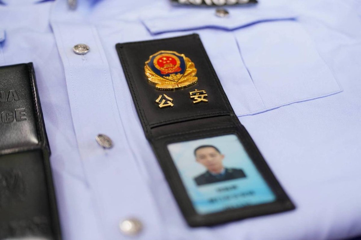 金边市警察局展示打击网诈缴获物证 揭露作案流程