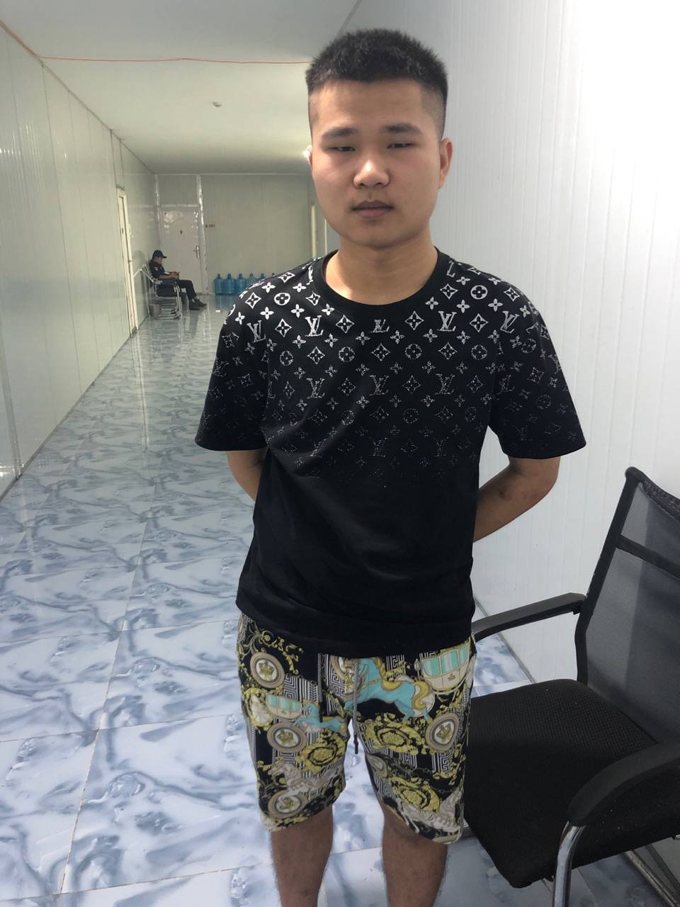 网友曝光一名为栗海的男子在从柬埔寨前往缅甸途中,于拜林入境泰