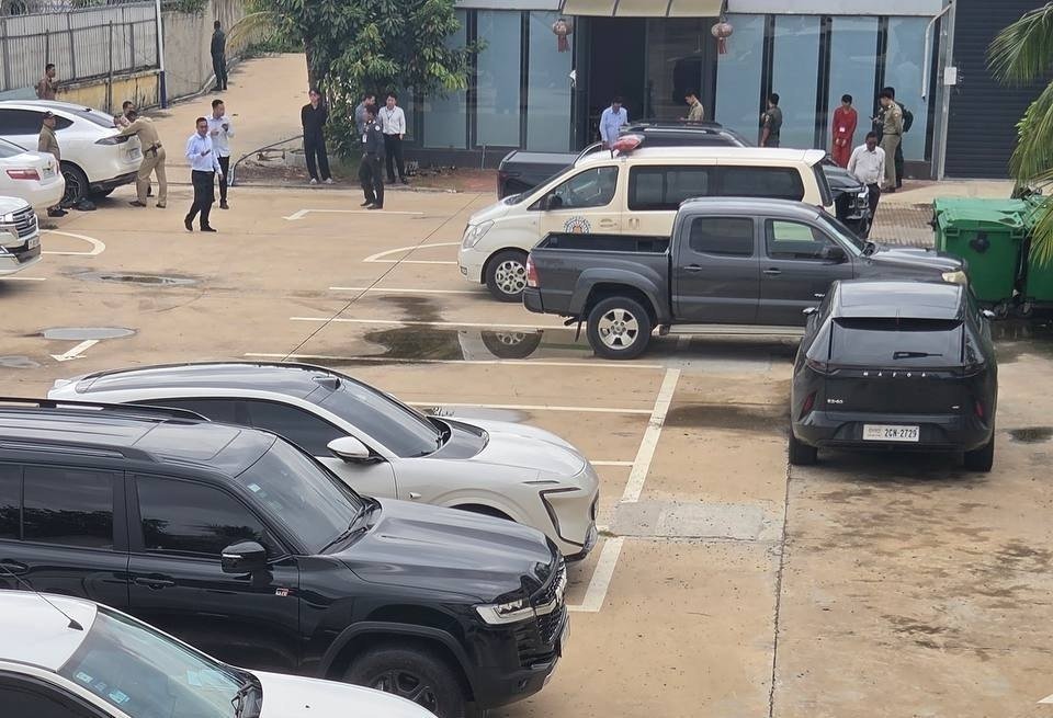 金边诺蒂斯酒店警方带涉案人员指认现场