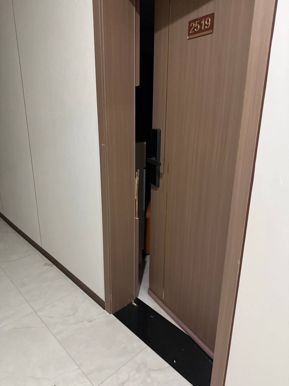 西港万龙公寓突发宪兵搜查 现场查获枪支并抓捕多人