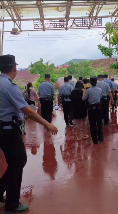 老挝万象突袭电诈窝点 几十名中国籍嫌犯被押解回国