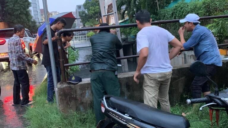 金边万景岗区民众在排水沟发现一具50多岁男性尸体,警方在暴雨