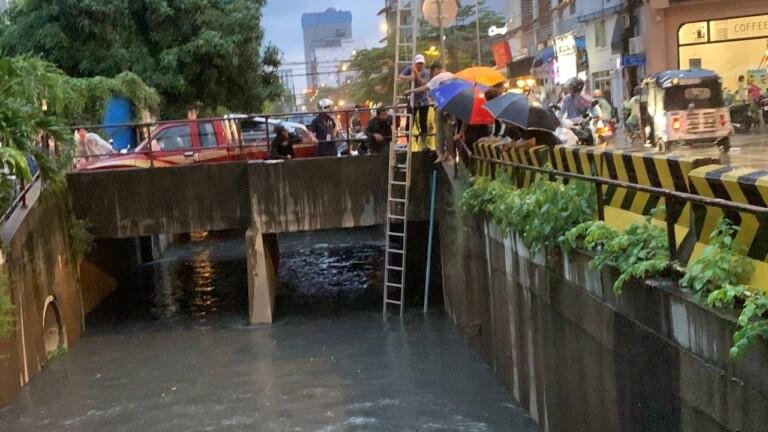 金边万景岗区民众在排水沟发现一具50多岁男性尸体,警方在暴雨
