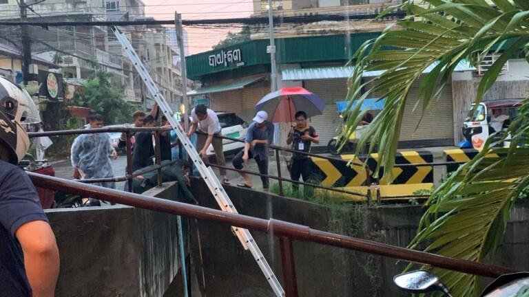 金边万景岗区民众在排水沟发现一具50多岁男性尸体,警方在暴雨