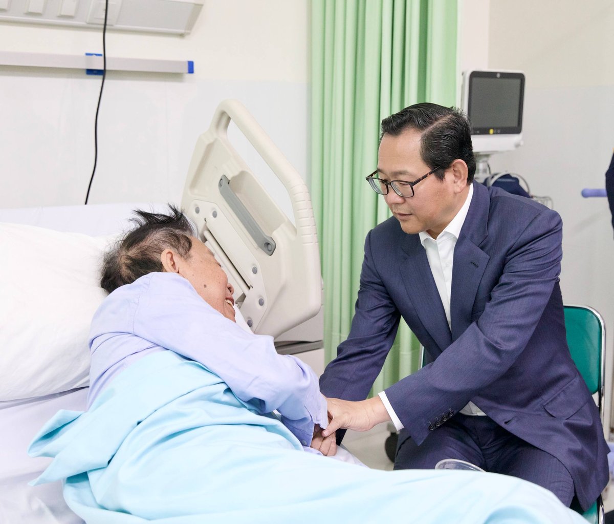 副总理兼司法部长慰问资深法律专家 祝愿早日康复