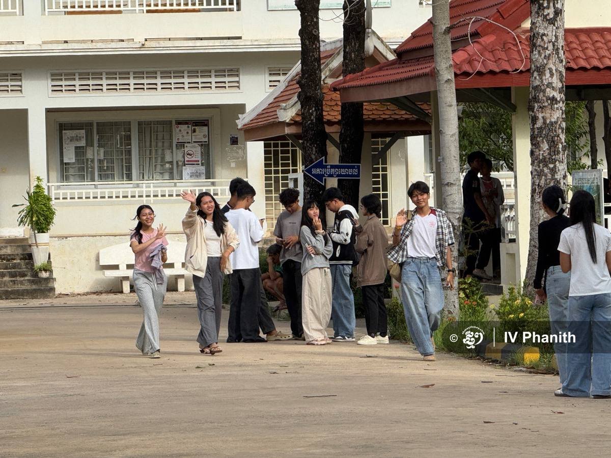 暹粒高中毕业生齐聚学校查询高考成绩