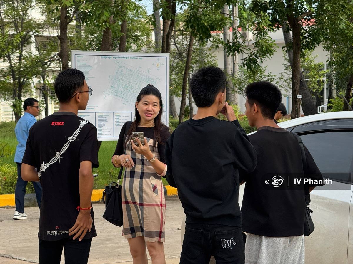 暹粒高中毕业生齐聚学校查询高考成绩